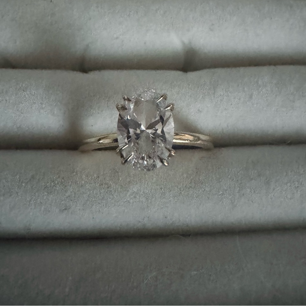 Gold Women's lab diamond oval cut engagement ring - Picture 4 of 6